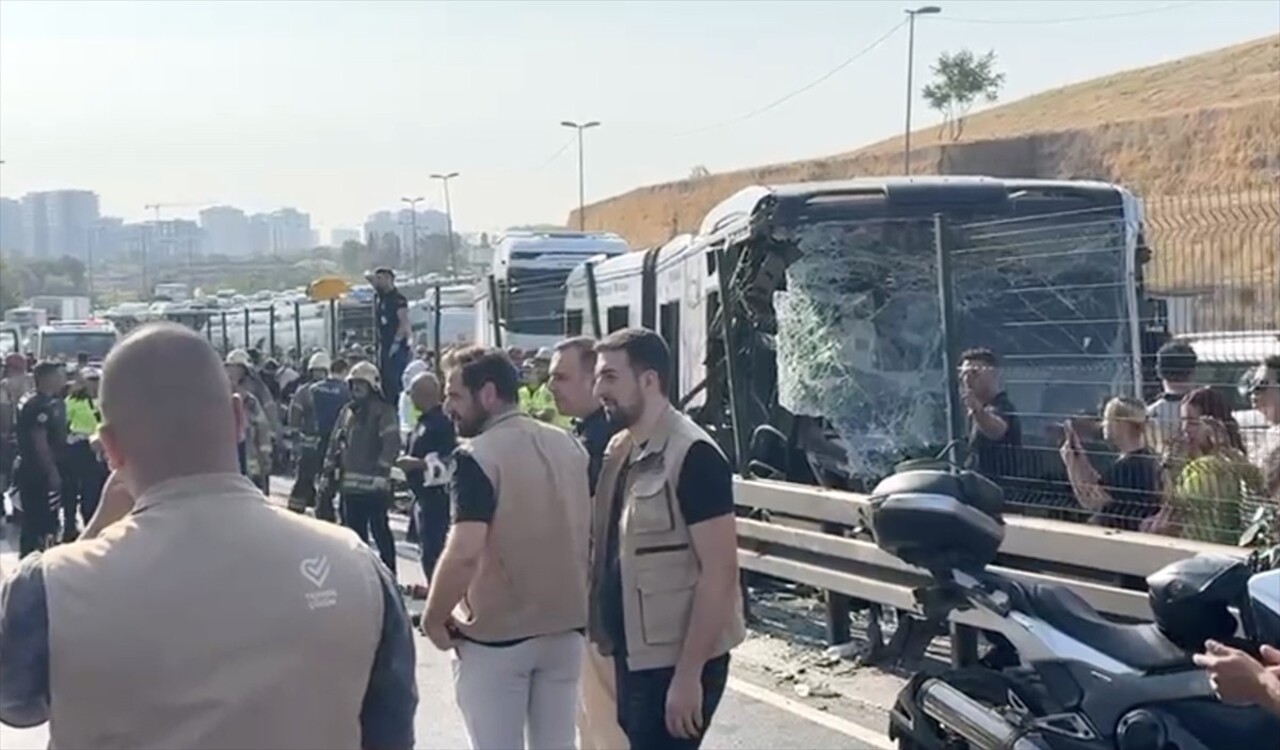 İstanbul Küçükçekmece'de seyir halindeki metrobüsün kaza yapması sonucu yaralıların olduğu...