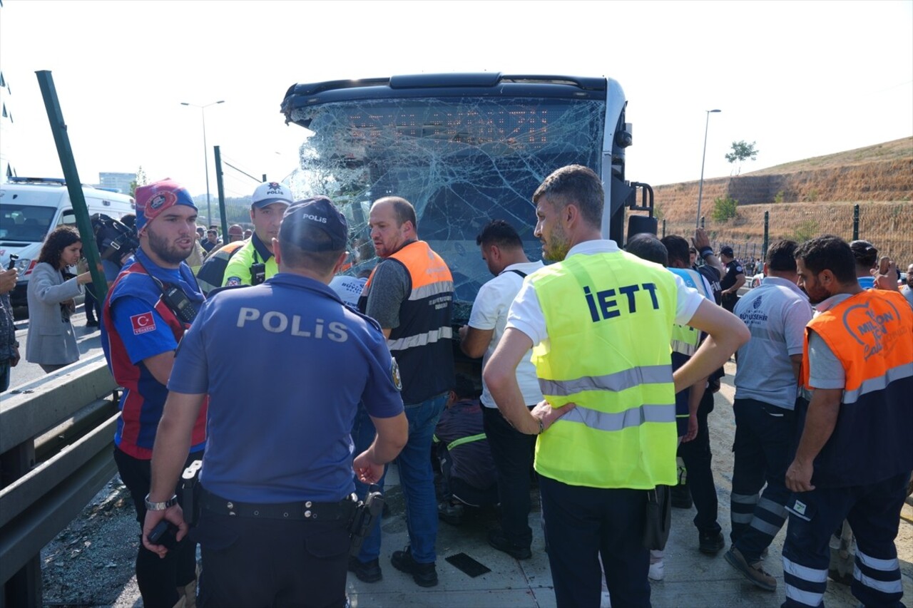 İstanbul Küçükçekmece'de seyir halindeki metrobüsün kaza yapması sonucu yaralıların olduğu...