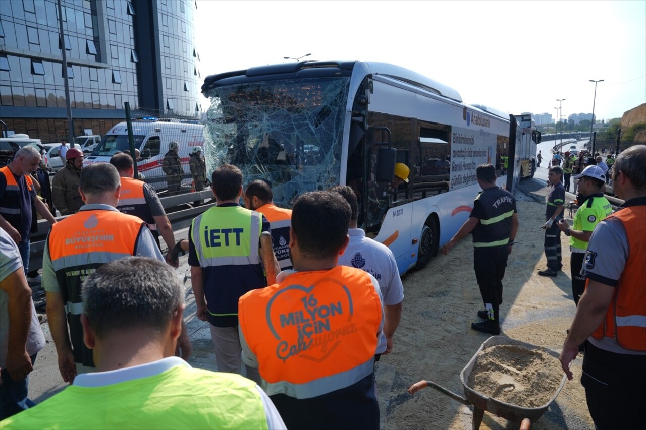 İstanbul Küçükçekmece'de seyir halindeki metrobüsün kaza yapması sonucu yaralıların olduğu...