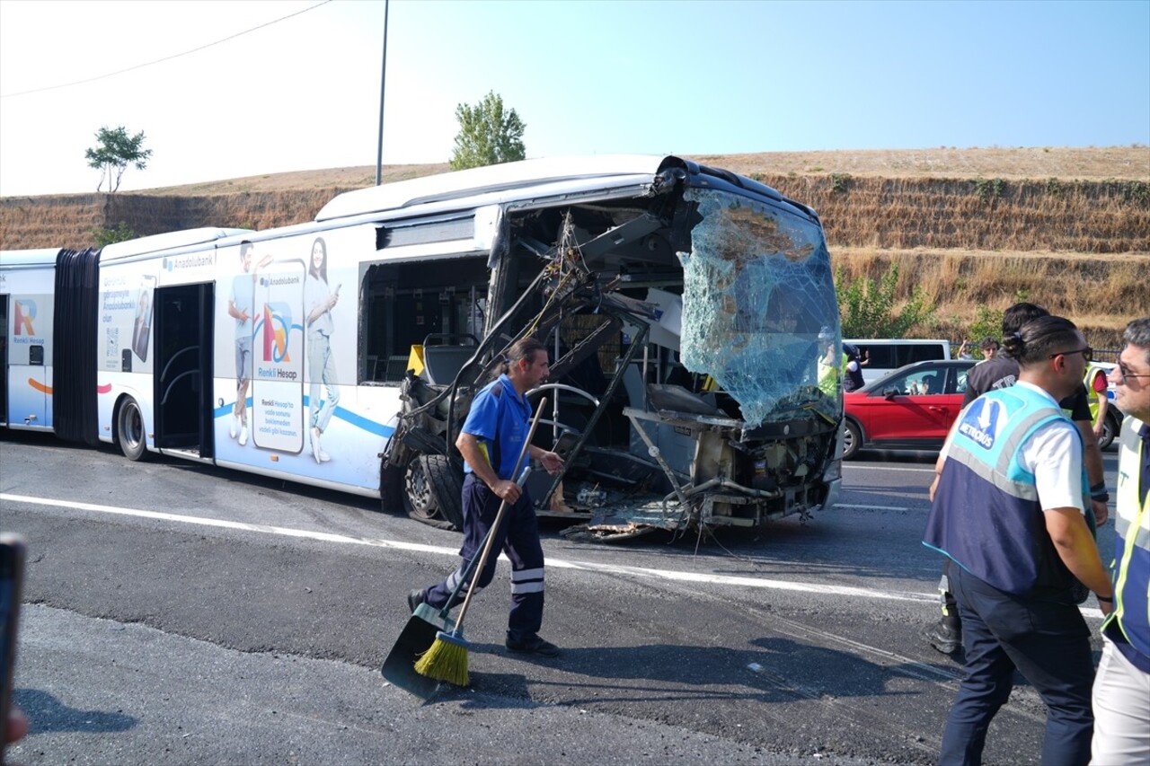 İstanbul Küçükçekmece'de seyir halindeki metrobüsün kaza yapması sonucu yaralıların olduğu...