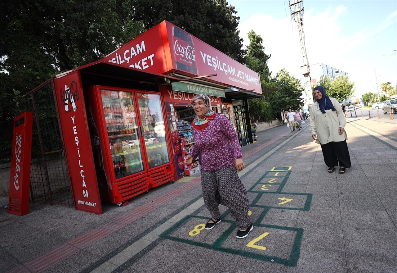 Mersin'de iş yerinin önüne seksek oyunu çizen büfe sahibi, gencini yaşlısını çocukluğuna götürdü....