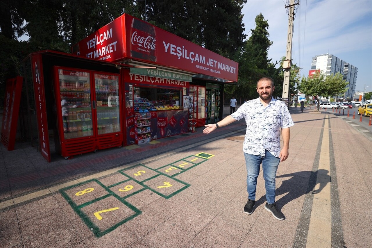 Mersin'de iş yerinin önüne seksek oyunu çizen büfe sahibi, gencini yaşlısını çocukluğuna götürdü....