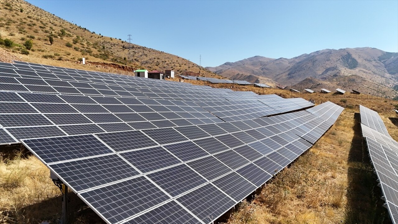 Bitlis Belediyesi, elektrik ihtiyacının büyük bölümünü 35 bin dönüm alana kurduğu güneş enerjisi...