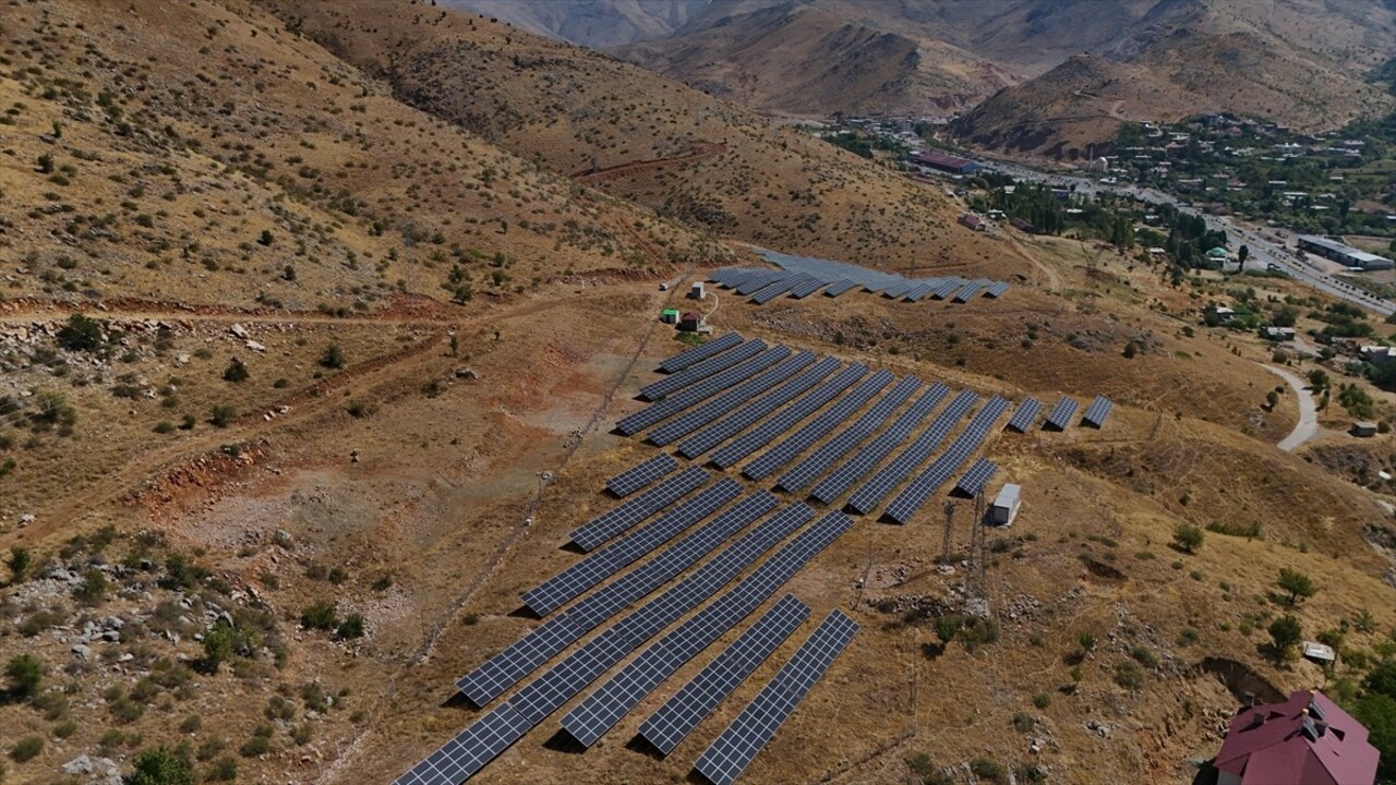 Bitlis Belediyesi, elektrik ihtiyacının büyük bölümünü 35 bin dönüm alana kurduğu güneş enerjisi...