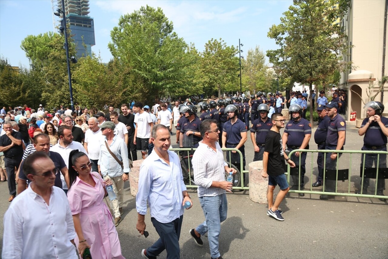 Arnavutluk'un başkenti Tiran'da Belediye Başkanı Erion Veliaj'a istifa çağrıları ve belediyedeki...