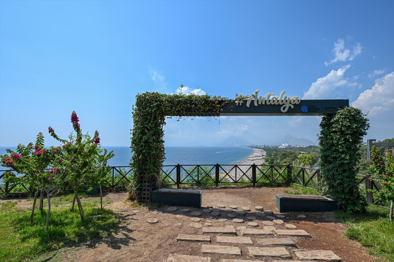 Antalya'da etkisini sürdüren yüksek sıcak ve nemden bunalanlar, denize girerek serinlemeye...