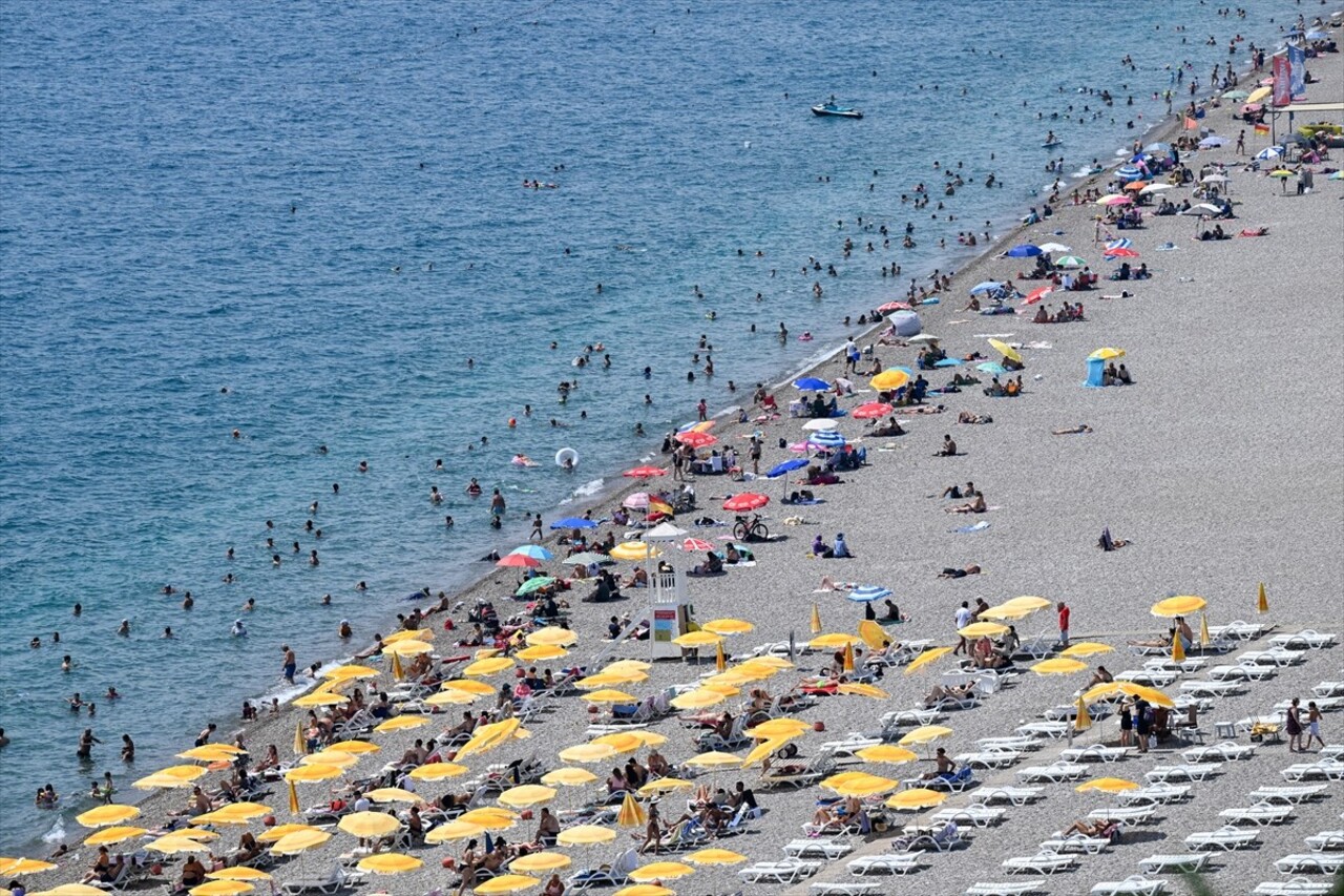 Antalya'da etkisini sürdüren yüksek sıcak ve nemden bunalanlar, denize girerek serinlemeye...