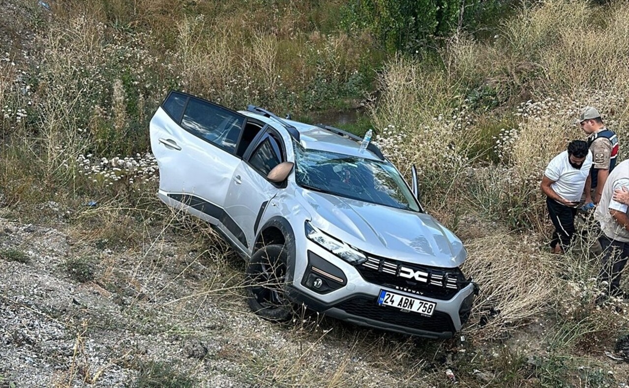 Erzincan'da iki otomobilin çarpışması sonucu 5 kişi yaralandı.