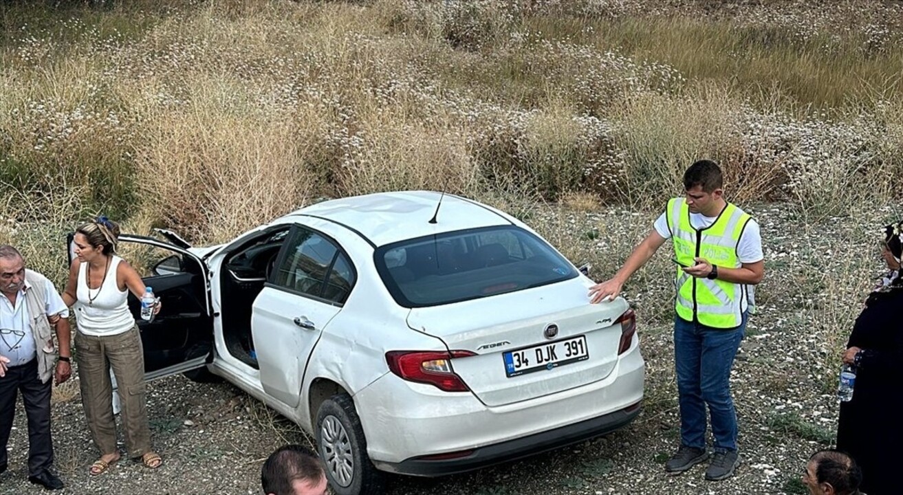 Erzincan'da iki otomobilin çarpışması sonucu 5 kişi yaralandı.