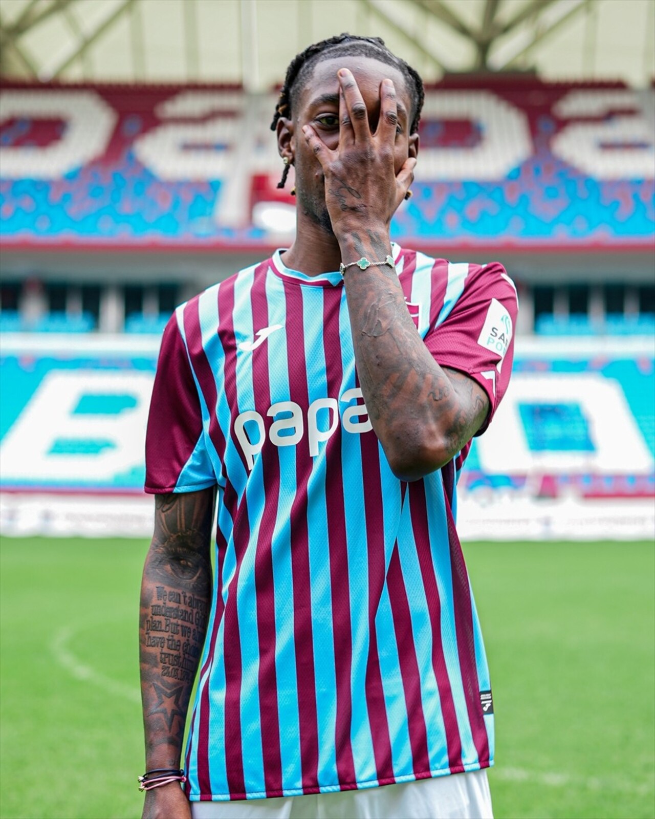 Trabzonspor Kulübü, Fransa Lig 2 ekiplerinden Clermont'ta forma giyen 23 yaşındaki orta saha...