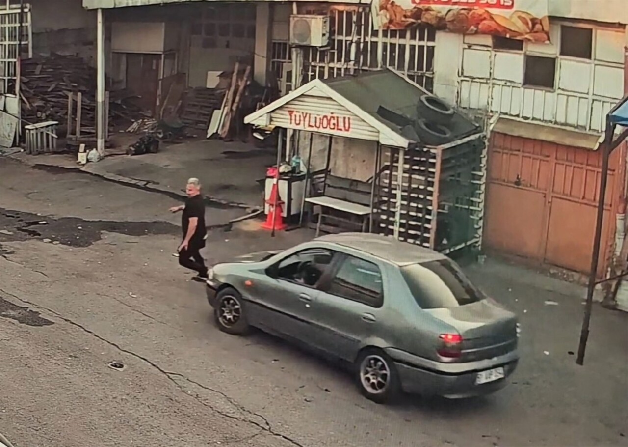 Zonguldak'ın Karadeniz Ereğli ilçesinde otomobille çarparak yere düşürülen kişinin darbedilmesi...