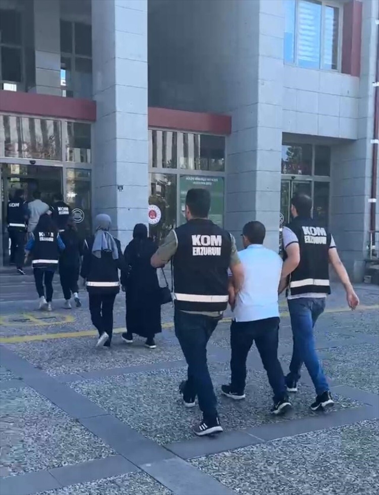 Erzurum'da FETÖ'ye yönelik operasyonda yakalanan 4 zanlıdan biri tutuklandı.