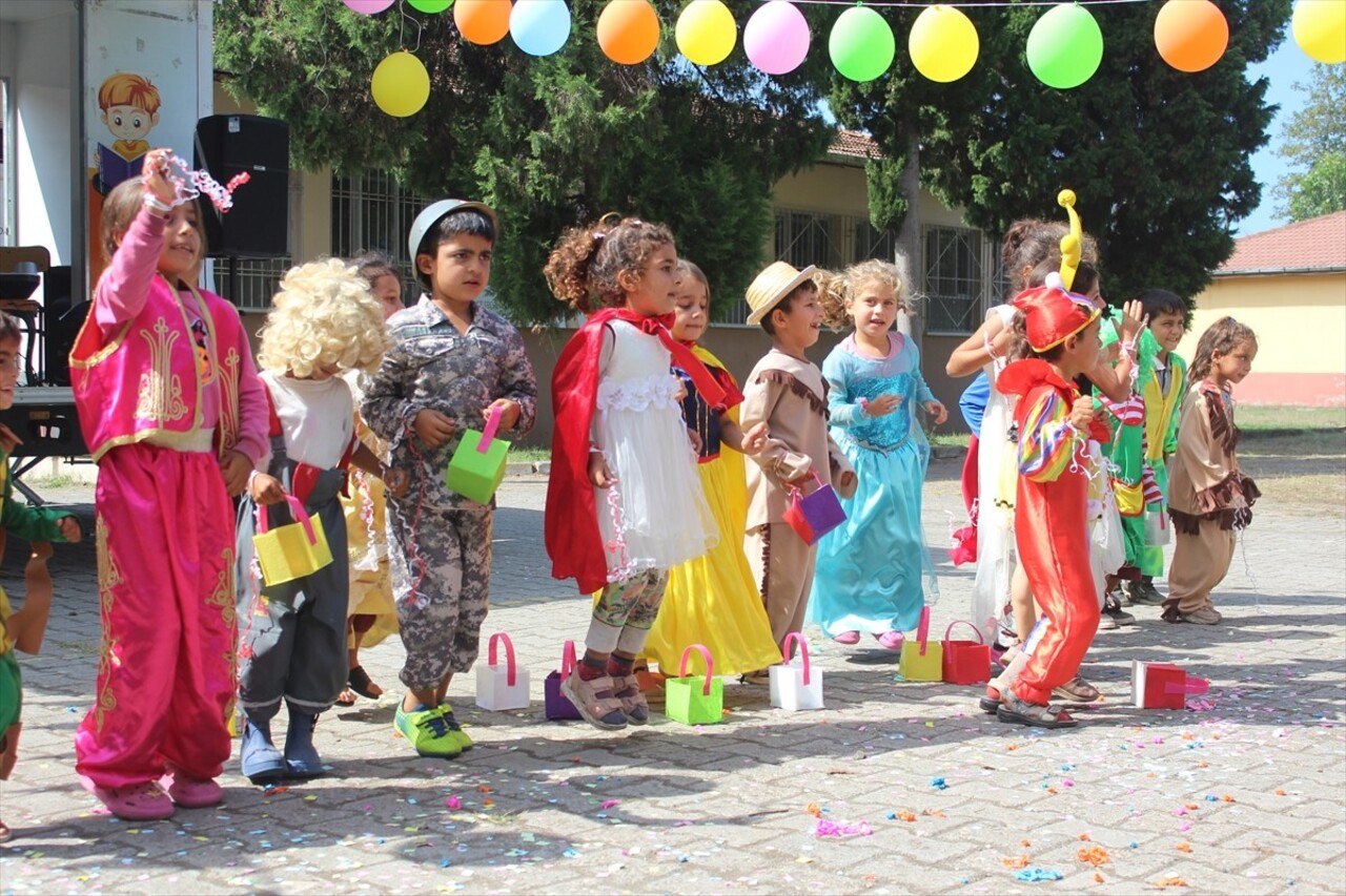 Samsun'un Terme ilçesine fındık hasadı amacıyla gelen mevsimlik tarım işçilerinin çocukları için...