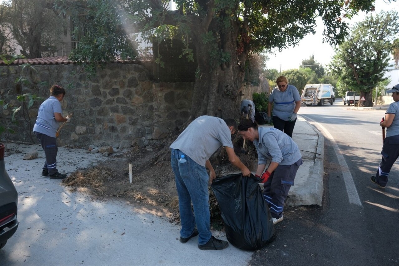 Muğla'nın Fethiye ilçesinde, karadan araçla ulaşımı olmayan deniz kenarında yapılan temizlikte 50...