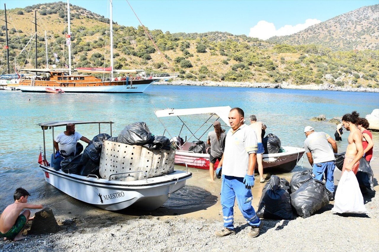 Muğla'nın Fethiye ilçesinde, karadan araçla ulaşımı olmayan deniz kenarında yapılan temizlikte 50...