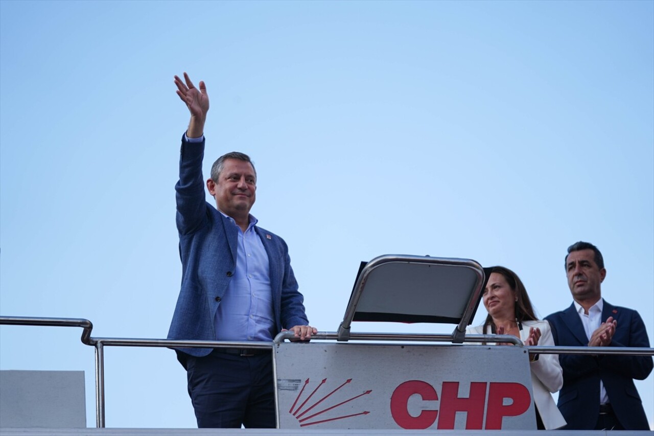 Cumhuriyet Halk Partisi (CHP) Genel Başkanı Özgür Özel (solda), Manisa’nın Turgutlu ilçesindeki...