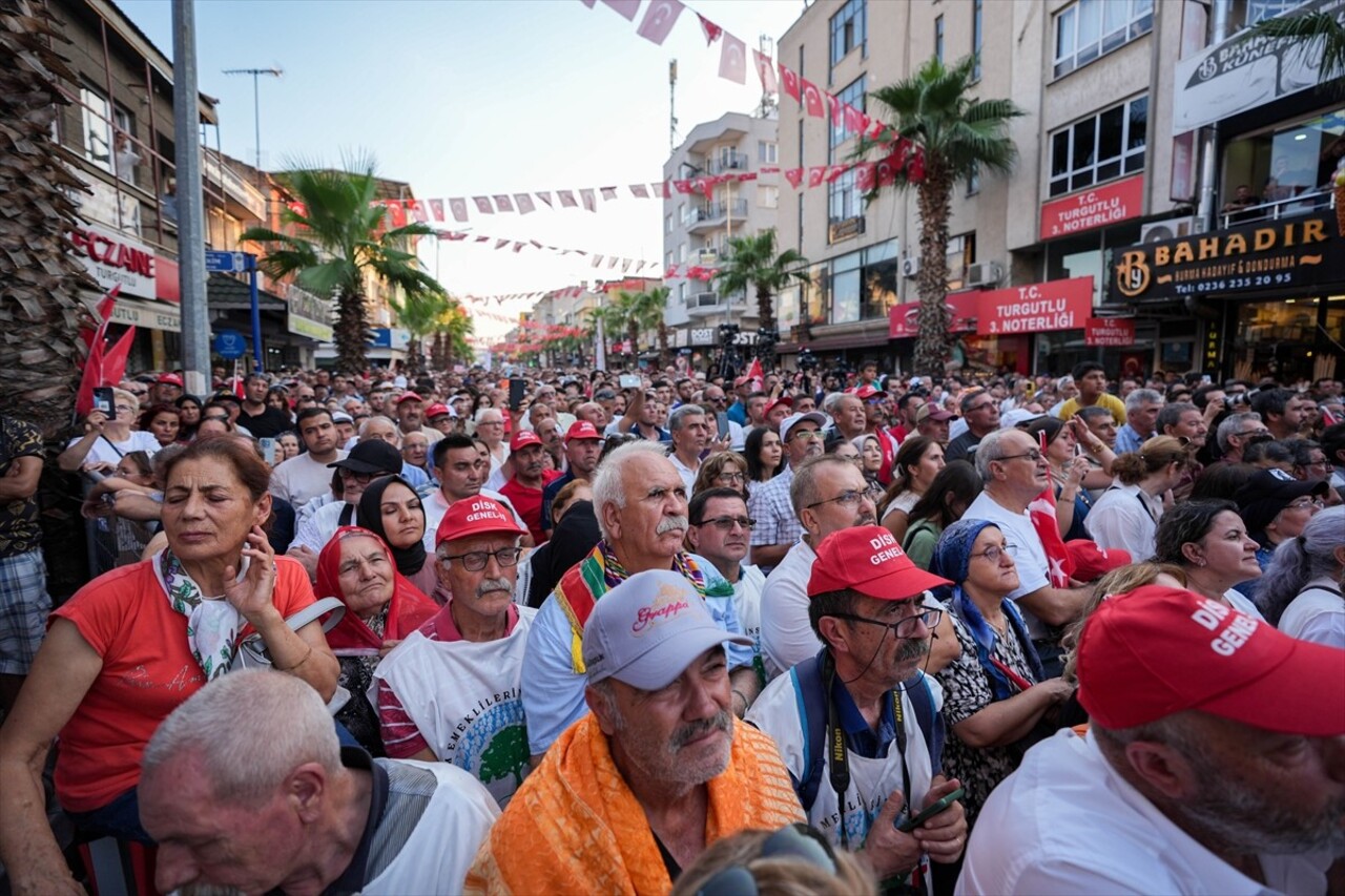 Cumhuriyet Halk Partisi (CHP) Genel Başkanı Özgür Özel (solda), Manisa’nın Turgutlu ilçesindeki...