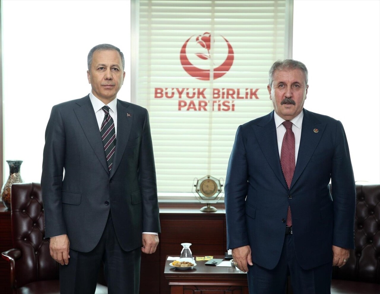 İçişleri Bakanı Ali Yerlikaya (solda), Büyük Birlik Partisi (BBP) Genel Başkanı Mustafa Destici'yi...