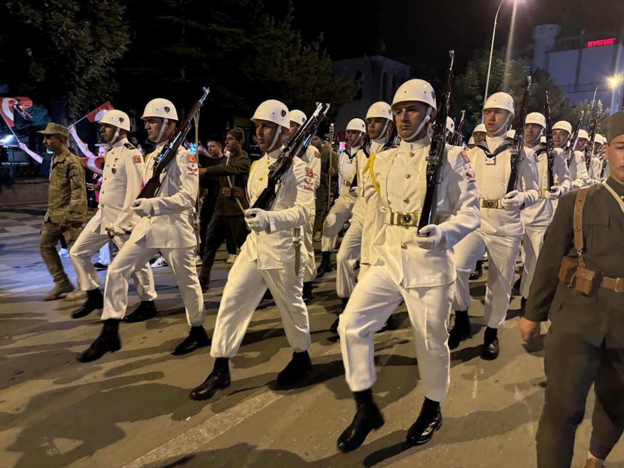 Afyonkarahisar'da Büyük Taarruz'un 102. yıl dönümü dolayısıyla "Zafer Bayramı Fener Alayı"...