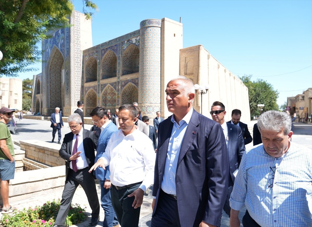 Kültür ve Turizm Bakanı Mehmet Nuri Ersoy, resmi ziyaret için geldiği Özbekistan'ın tarihi Buhara...