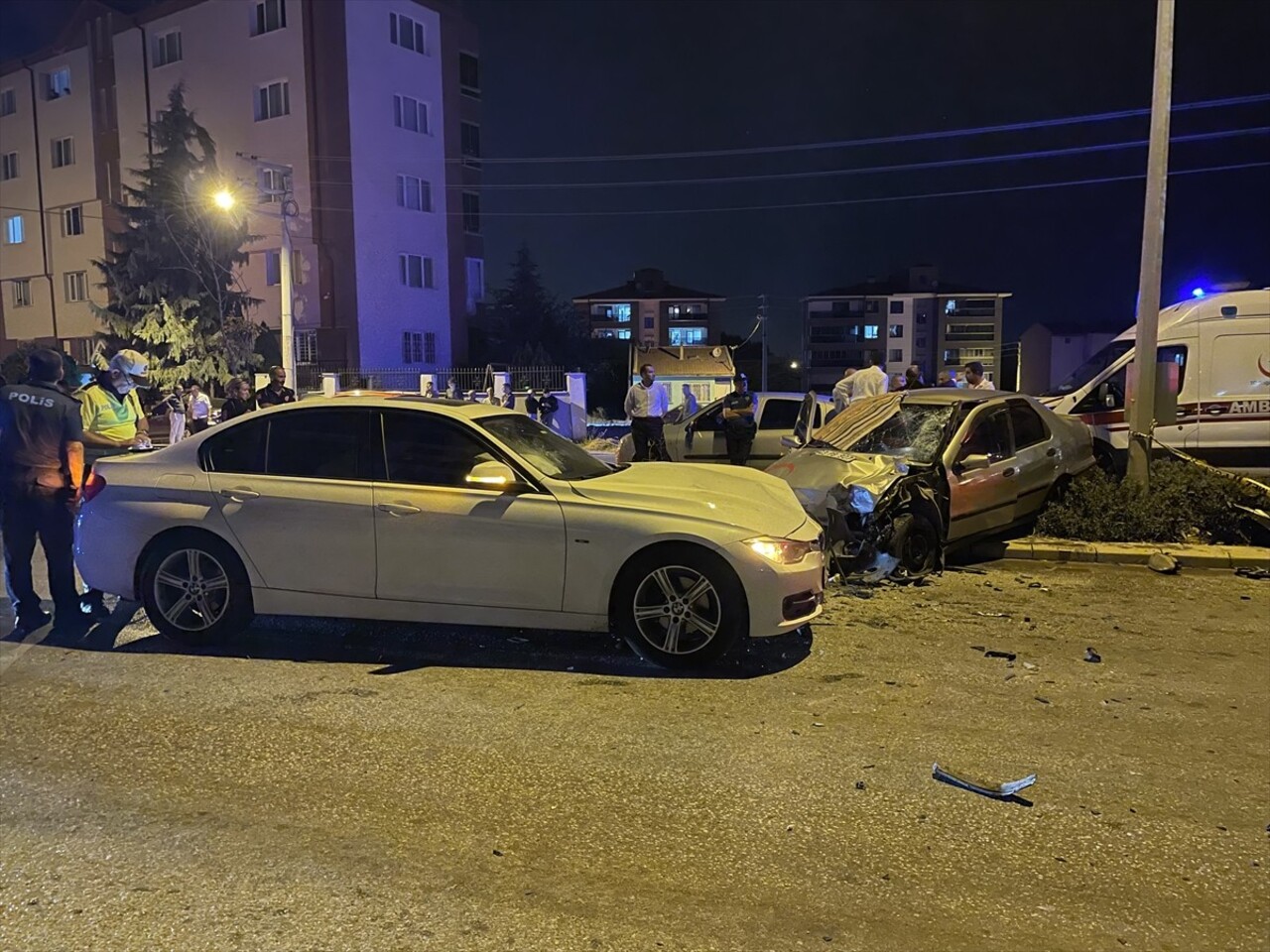 Eskişehir'in Odunpazarı ilçesinde iki otomobilin çarpışması sonucu 1 kişi hayatını kaybetti, 5...