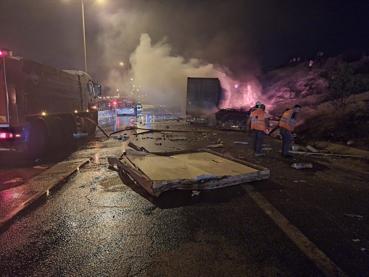 Tarsus'ta iki tırın çarpışması sonucu 1 kişi yaşamını yitirdi, 1 kişi yaralandı.