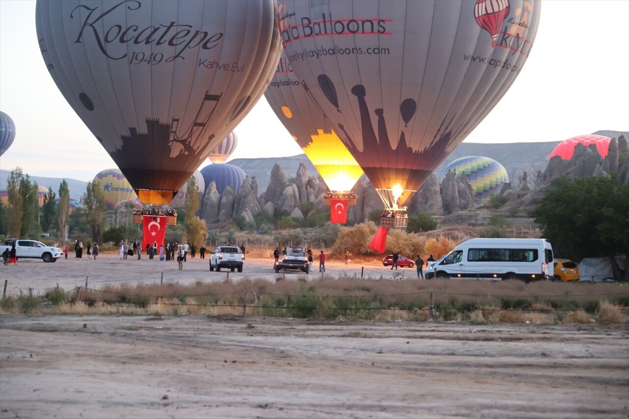 Kapadokya bölgesindeki sıcak hava balonları, 30 Ağustos Zafer Bayramı dolayısıyla uçuşlarını Türk...