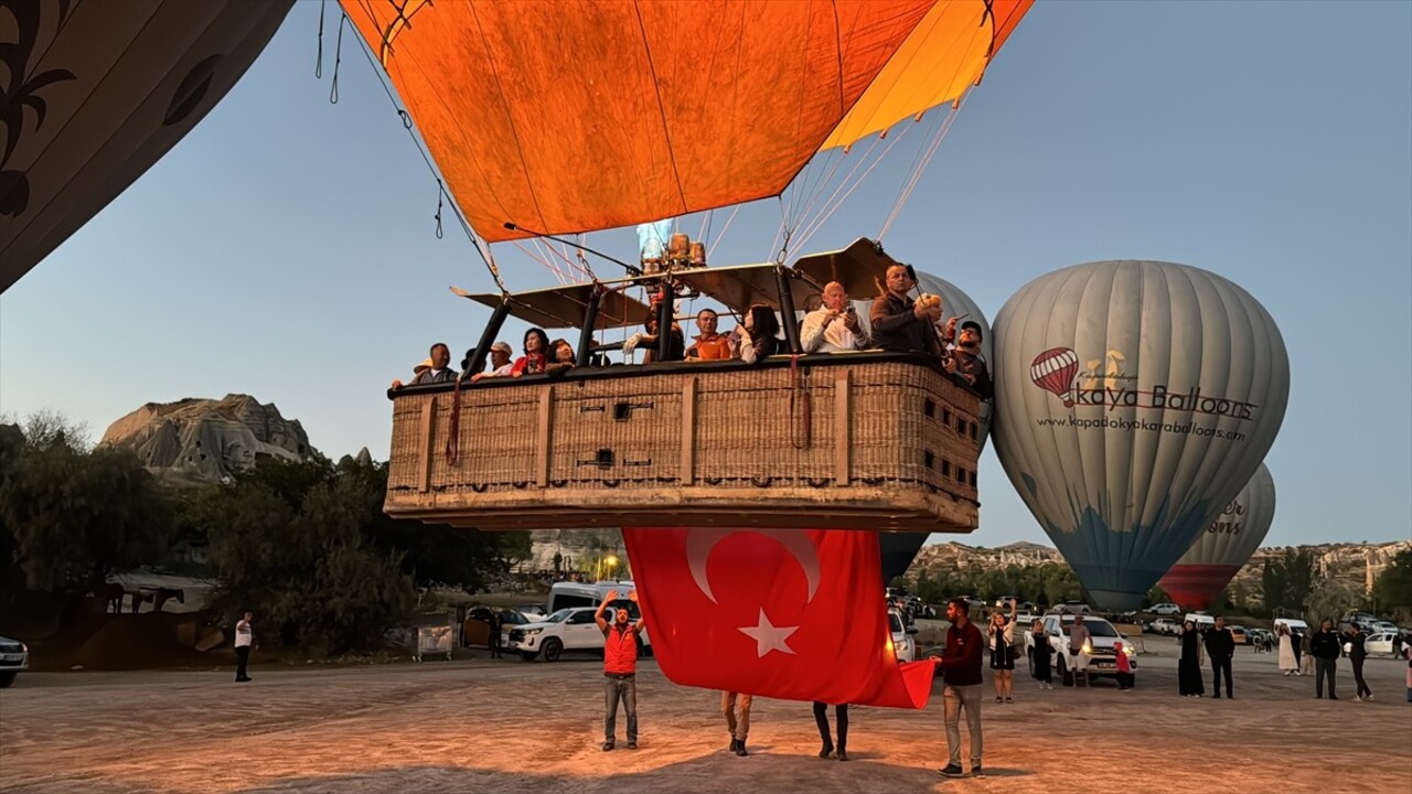 Kapadokya bölgesindeki sıcak hava balonları, 30 Ağustos Zafer Bayramı dolayısıyla uçuşlarını Türk...