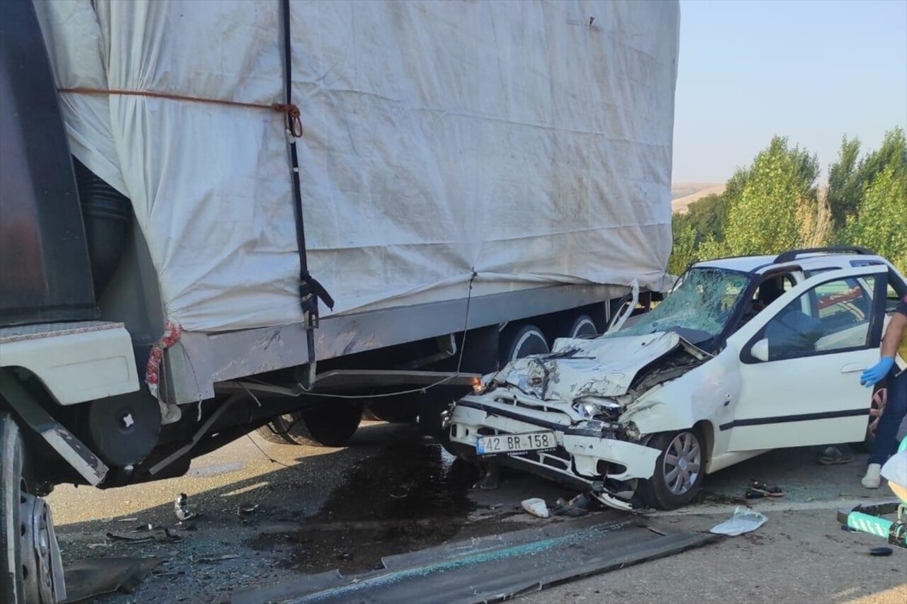 Konya'da kamyona çarpan otomobildeki 3 kişi hayatını kaybetti, 2 kişi ağır yaralandı.