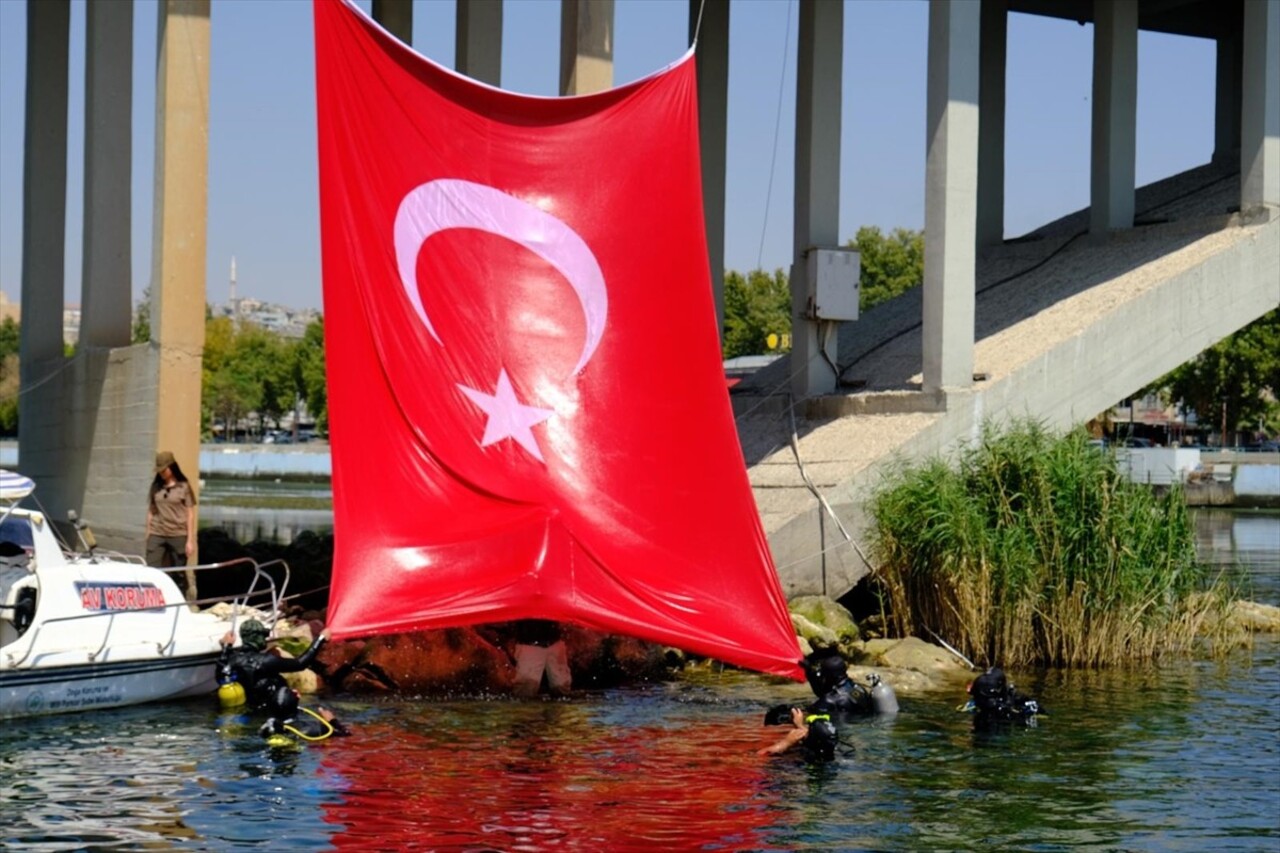 Şanlıurfa'nın Birecik ilçesinde dalgıçlar Fırat Nehri'nde Türk bayrağı açarak 30 Ağustos Zafer...