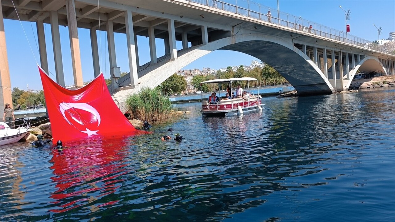 Şanlıurfa'nın Birecik ilçesinde dalgıçlar Fırat Nehri'nde Türk bayrağı açarak 30 Ağustos Zafer...