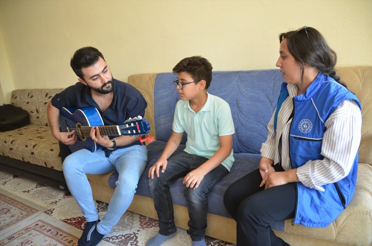 Hakkari'nin Yüksekova ilçesinde gençlik liderleri ve gönüllü gençler, "Gençlerin İyilik Ağacı...