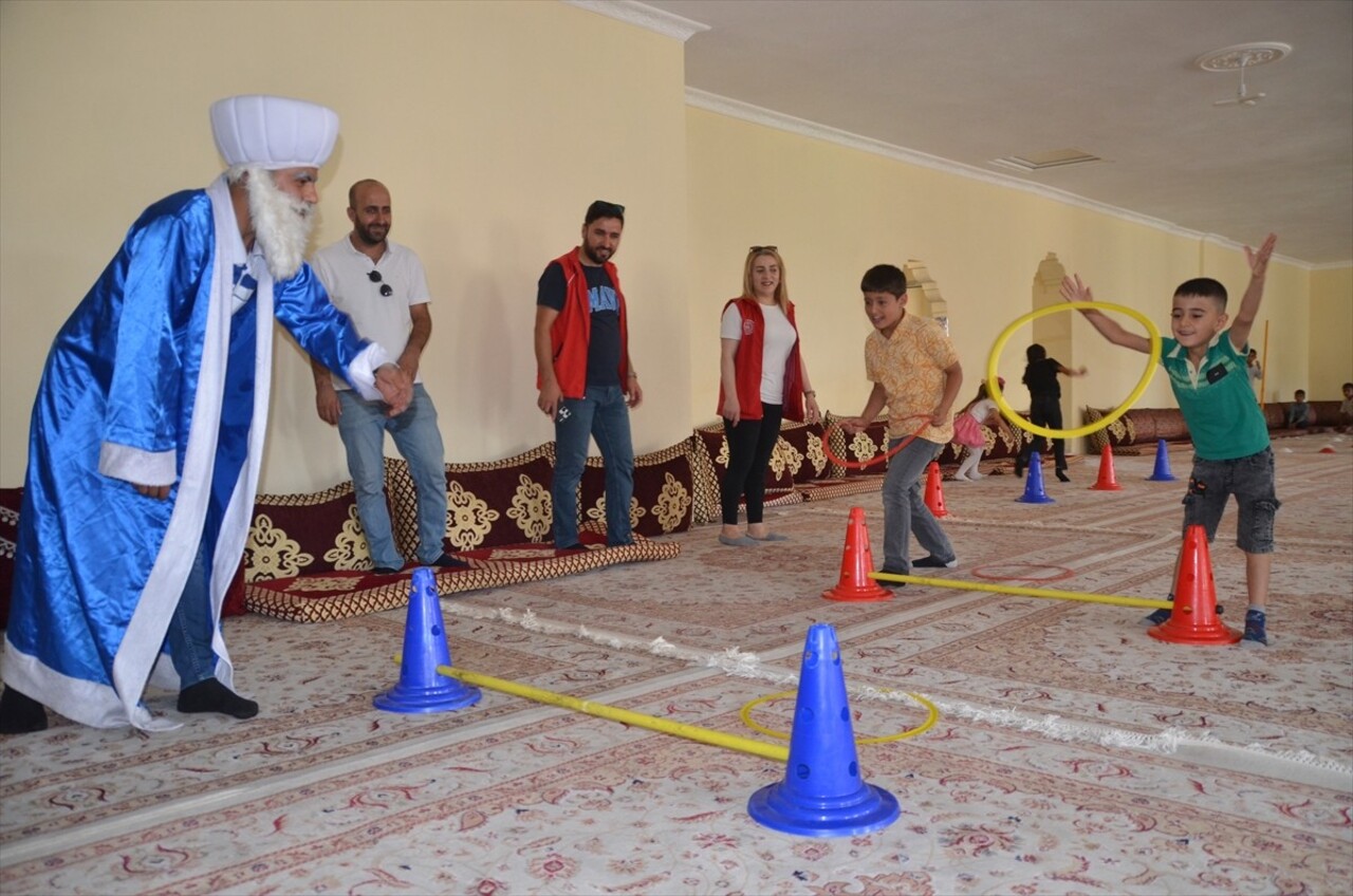 Hakkari'nin Yüksekova ilçesinde gençlik liderleri ve gönüllü gençler, "Gençlerin İyilik Ağacı...