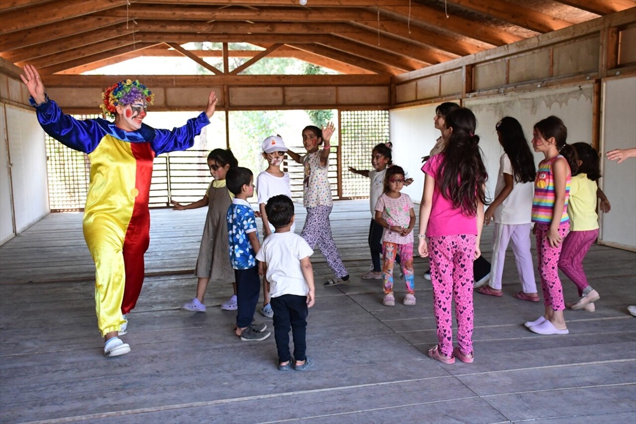 Düzce'de fındık firması çalışanlarınca onarılan köy okulu, fındık işçilerinin çocukları için...