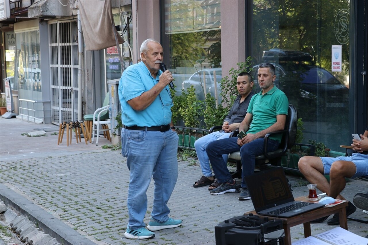 Amasya'da "Minik kuş" lakaplı bıçak satıcısı Nurettin Karademir, her sabah mahalledeki esnaf...