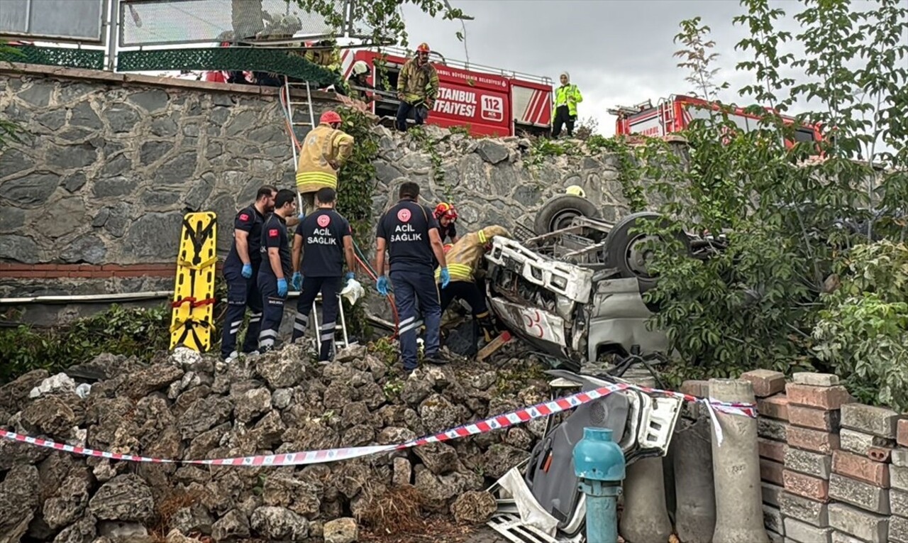 Başakşehir'de sürücüsünün direksiyon hakimiyetini kaybettiği kamyonet, demir korkuluklara çarparak...