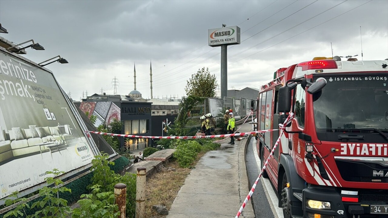 Başakşehir'de sürücüsünün direksiyon hakimiyetini kaybettiği kamyonet, demir korkuluklara çarparak...