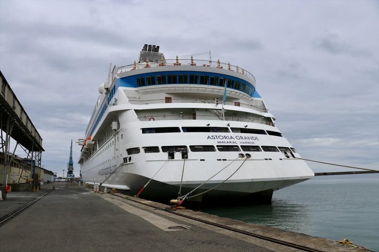 Türkiye'deki çeşitli limanlara uğrayan "Astoria Grande" adlı kruvaziyer, 1058 yolcusu ile Trabzon...