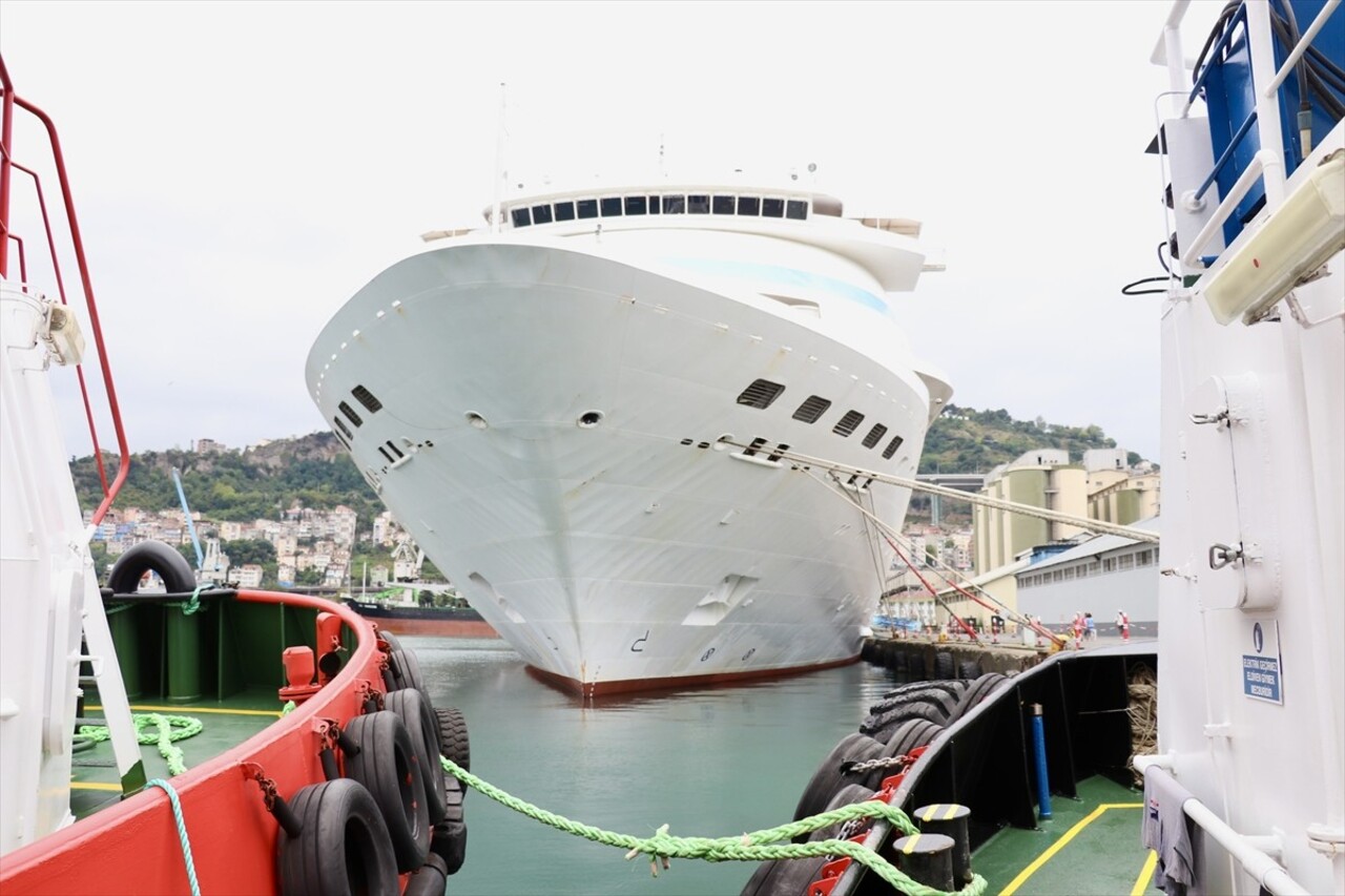 Türkiye'deki çeşitli limanlara uğrayan "Astoria Grande" adlı kruvaziyer, 1058 yolcusu ile Trabzon...