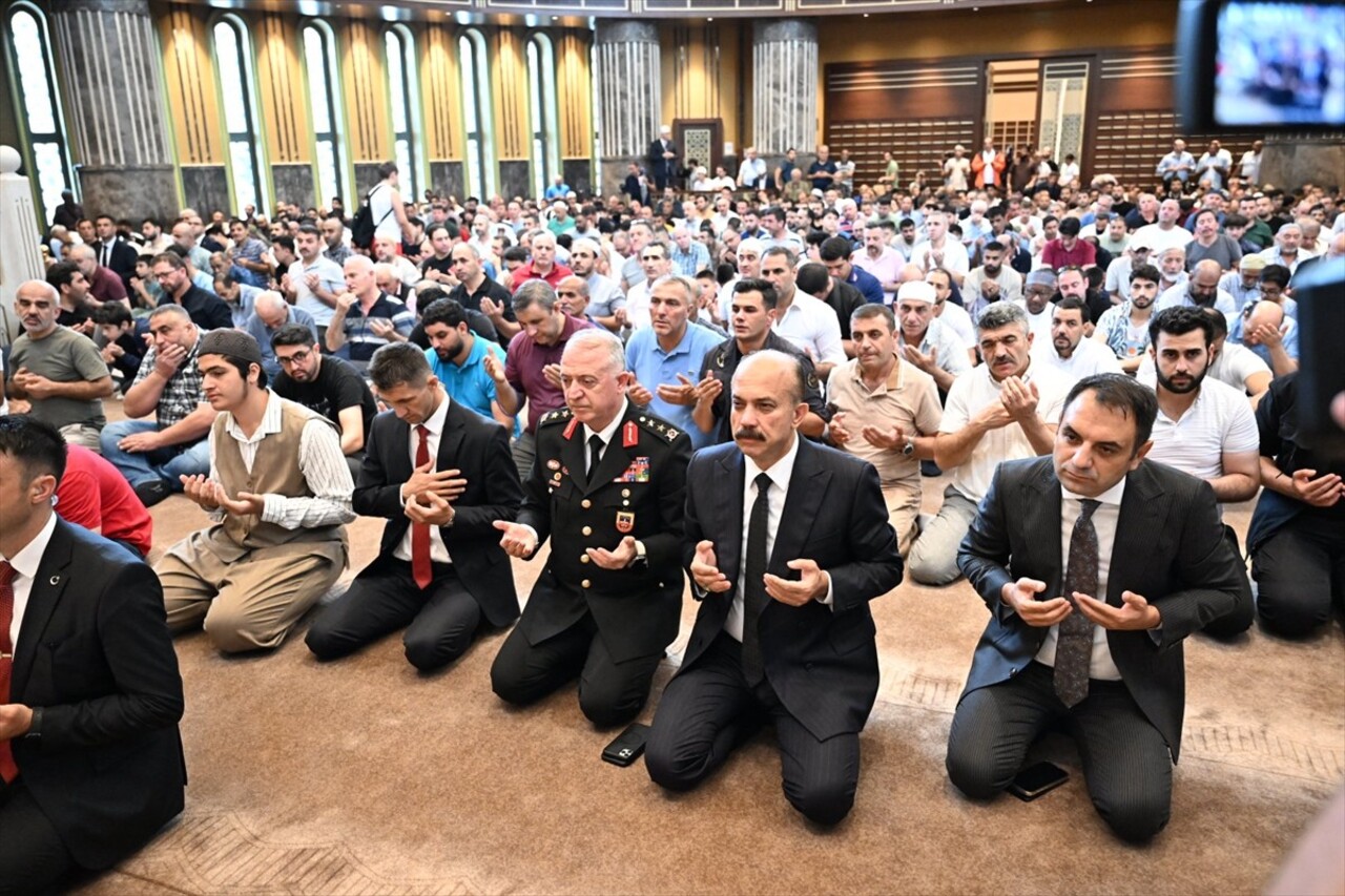 Taksim Camisi'nde 30 Ağustos Zafer Bayramı dolayısıyla şehitler için hatim programı düzenlendi....