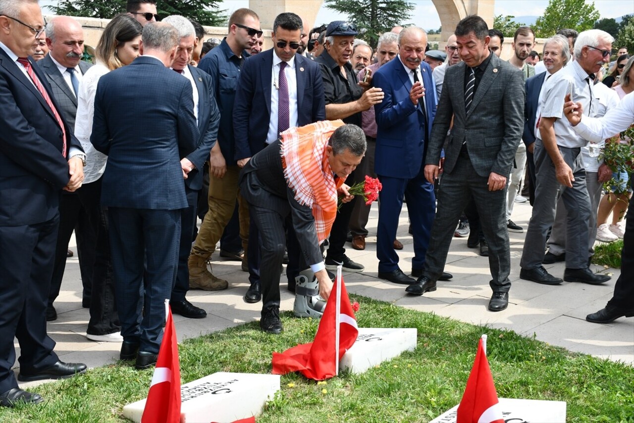 CHP Genel Başkanı Özgür Özel, Kütahya'da Dumlupınar Şehitliği'ni ziyaret ederek, çelenk ve...