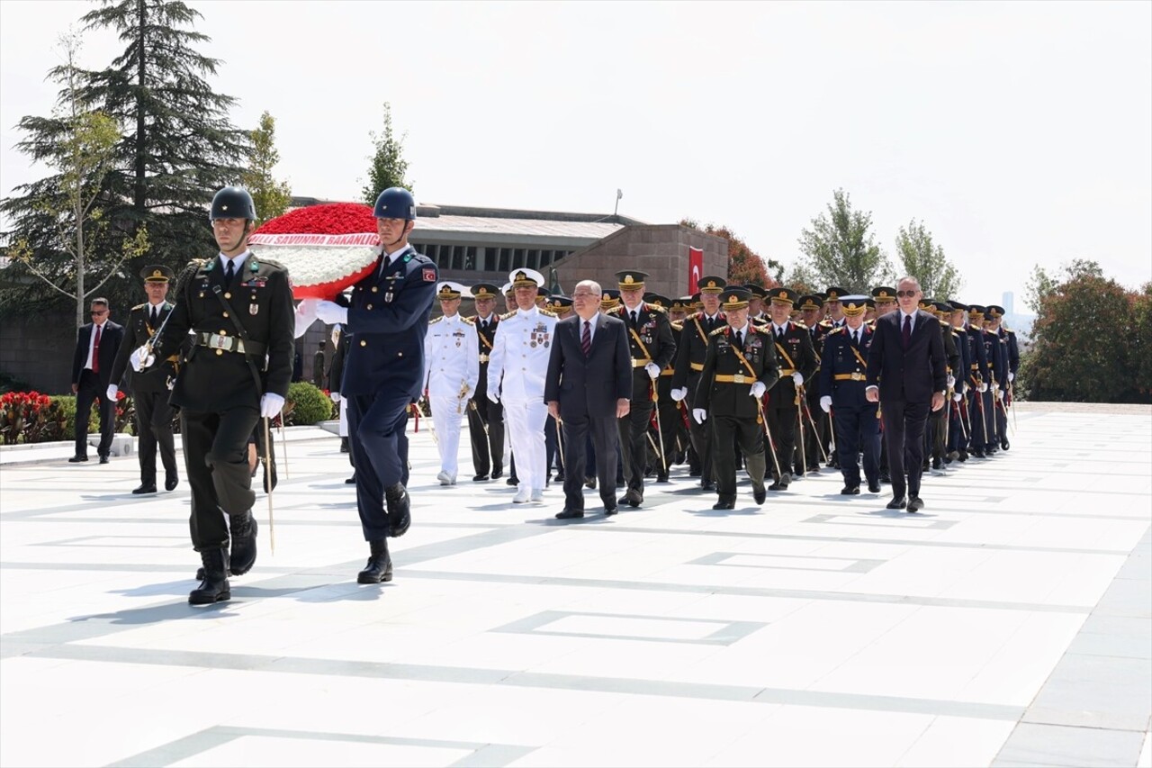 Milli Savunma Bakanı Yaşar Güler, beraberinde Genelkurmay Başkanı Orgeneral Metin Gürak, Kara...