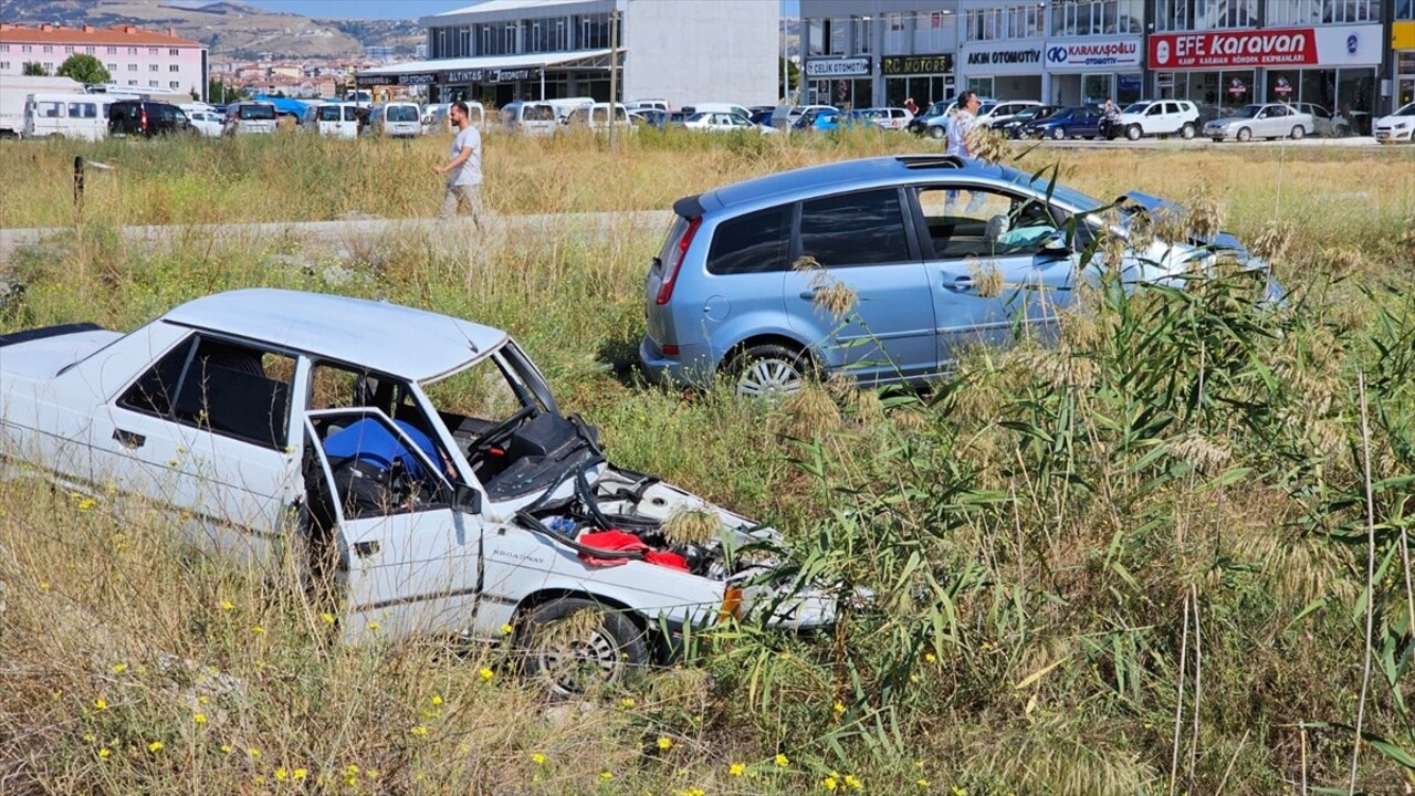 Çorum'da iki otomobilin çarpıştığı kazada 4 kişi yaralandı.