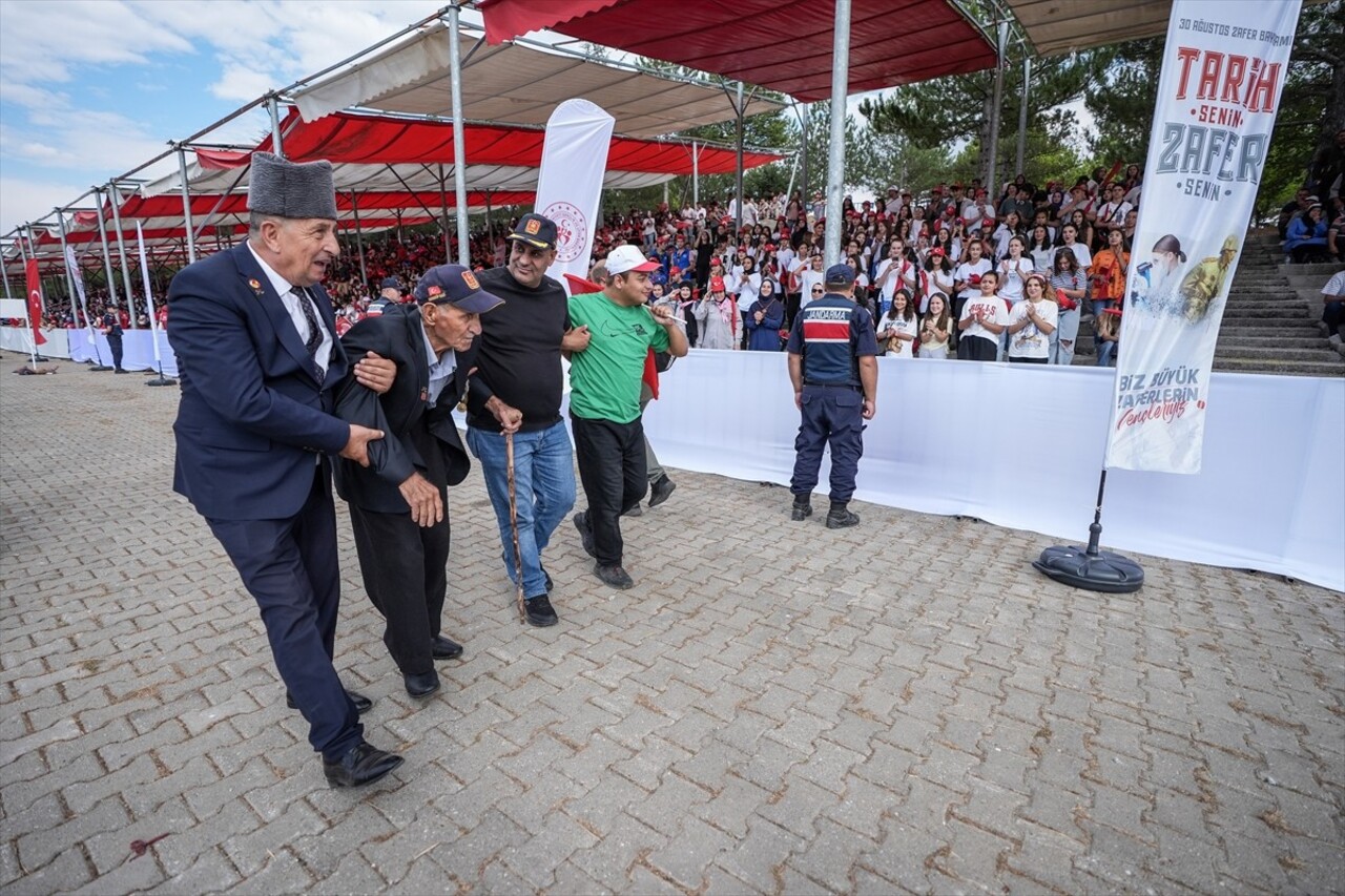 Kütahya'nın Pazarlar ilçesinde yaşayan Kore Savaşı gazisi Hüseyin Bodur (sol 2), güçlükle ayakta...