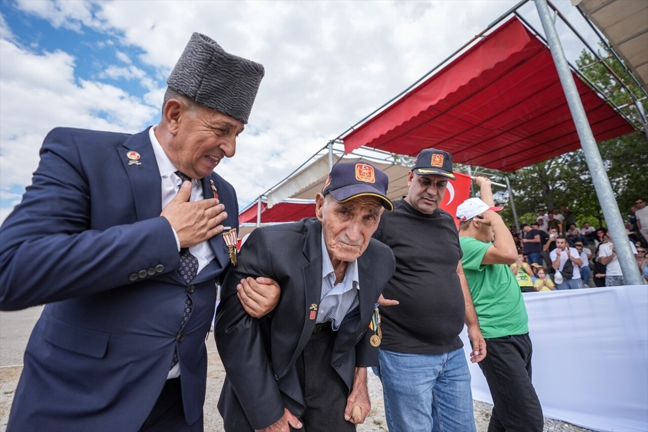 Kütahya'nın Pazarlar ilçesinde yaşayan Kore Savaşı gazisi Hüseyin Bodur (sol 2), güçlükle ayakta...