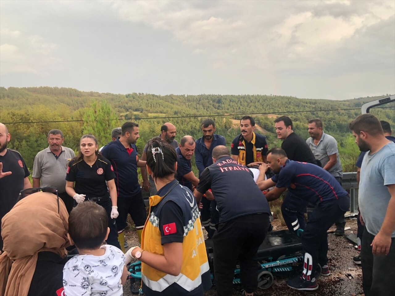 Osmaniye'nin Kadirli ilçesinde kamyon ile otomobilin çarpışması sonucu 1'i çocuk 2 kişi hayatını...