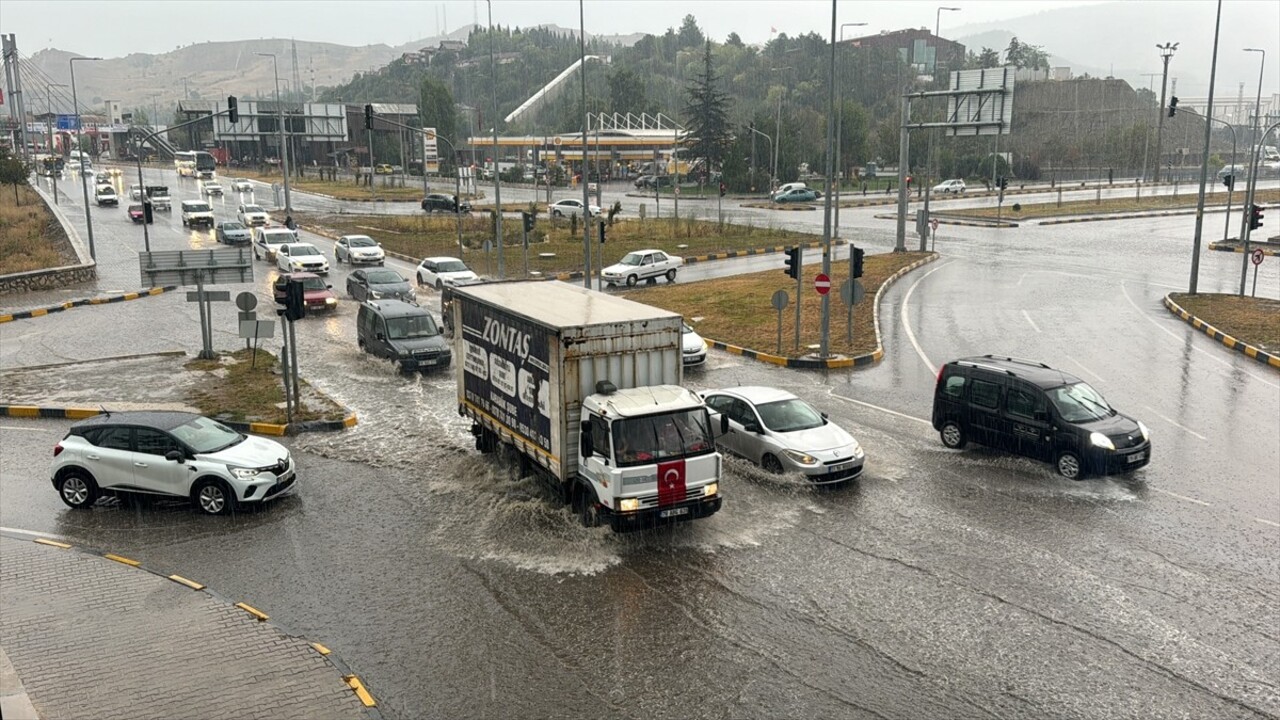 Karabük'te sağanak, hayatı olumsuz etkiledi. Kent merkezi ve Safranbolu ilçesinde sağanak...