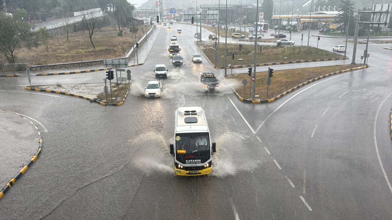 Karabük'te sağanak, hayatı olumsuz etkiledi. Kent merkezi ve Safranbolu ilçesinde sağanak...