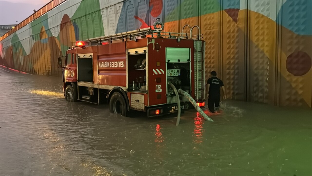 Karabük'te sağanak, hayatı olumsuz etkiledi. Kent merkezi ve Safranbolu ilçesinde sağanak...