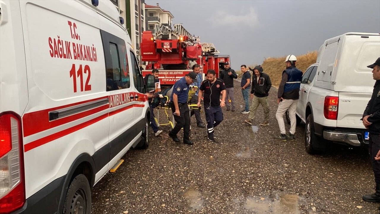 Karabük'te sağanak, hayatı olumsuz etkiledi. Cumhuriyet Mahallesi 79. Cadde'de de 5 katlı bir...